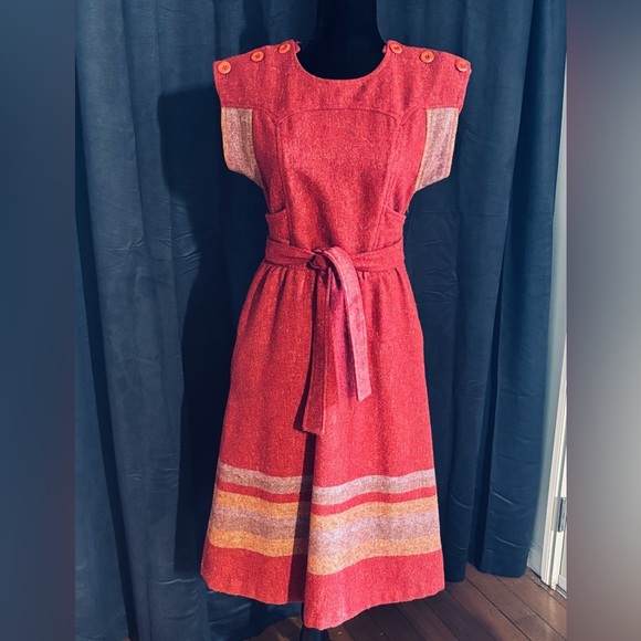Gorgeous vintage brick red wool dress with built-in sash belt - Picture 6 of 9
